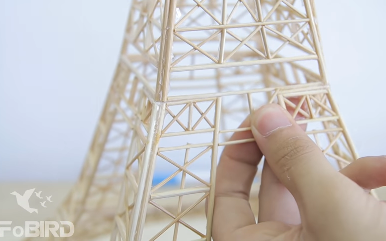 用木签制作一座埃菲尔铁塔
