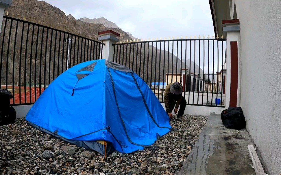 骑行西藏遭遇冻雨天气浑身发抖！扎营普莫雍错，和藏族大姐做邻居