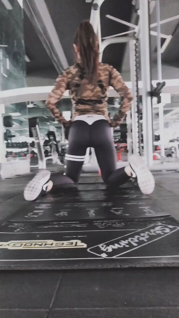 现在流行这个萝莉蹲，感觉是个人都能做吧