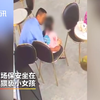 商场保安猥亵乱摸小女孩，被警方抓走