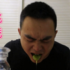 男子挑战吃一整管芥末，隔着屏幕都快要流眼泪了