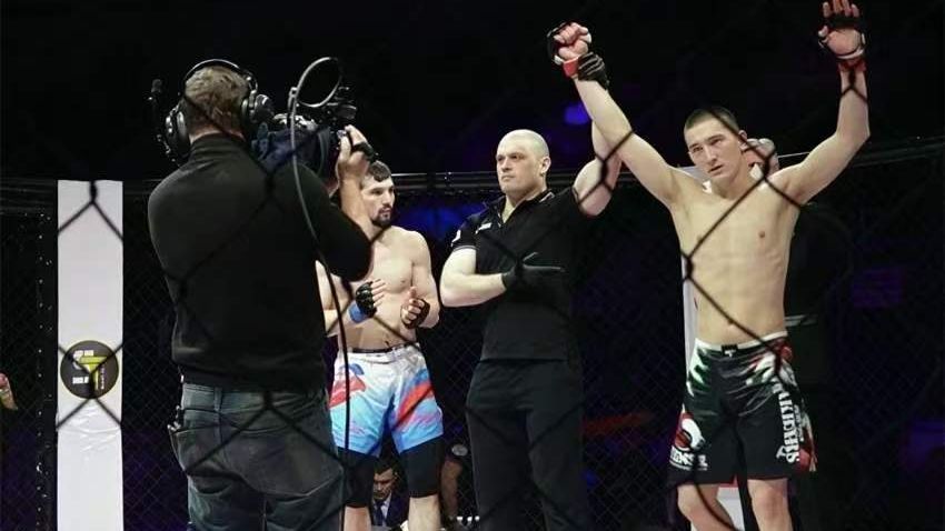 MMA选手救下四名少女，自己却再也没有回来