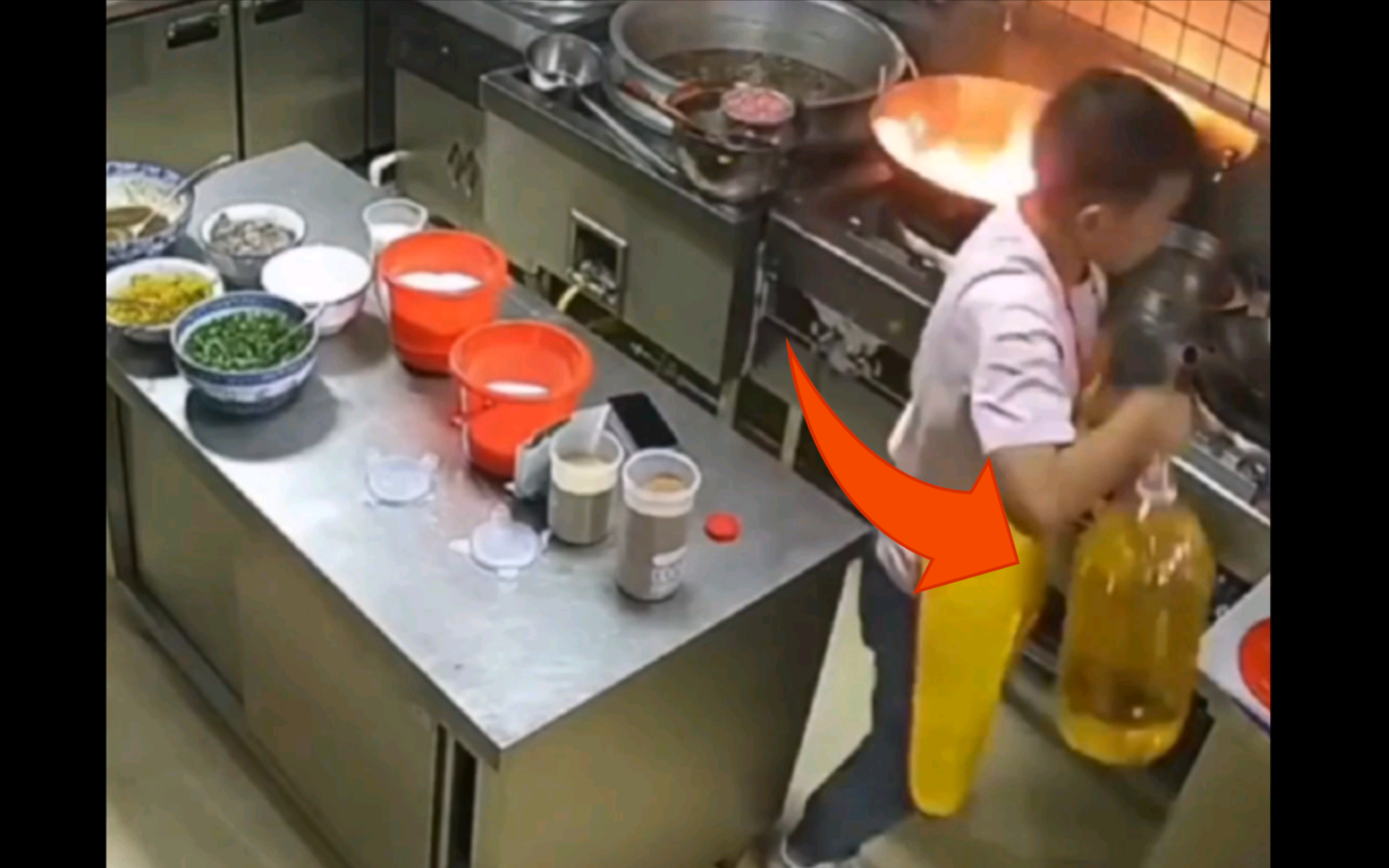 油锅起火应急处置，火上浇油，成功灭火