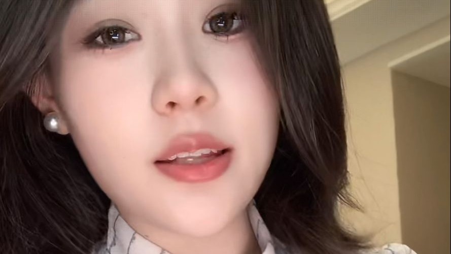 十元泥美 白色旗袍凸显好身材 20250808