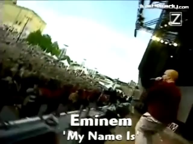 【姆爷】Eminem成名作My Namels》罕见现场版。    《My Name Is》美国说唱歌手埃米纳姆演唱的一首歌曲，该首歌由埃米纳姆、Dr.Dre和席