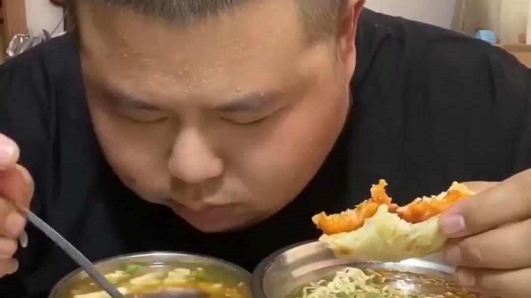 良子早期：四个烧饼、一碗豆腐脑、一碗泡面配一把大蒜 缩略图
