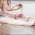 带两个妹子到珠海沙滩玩水