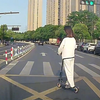 女子骑滑板车闯红灯横穿马路，无视后方车辆 头都不带转的