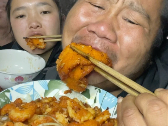 我老婆日常享福，两大包鸡排给它一大锅炸起来，全家老小吃的开怀大笑 #记录真实生活 #农村生活 #美食