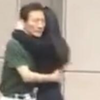 庭审结束后，谭松韵与父亲在庭外相拥