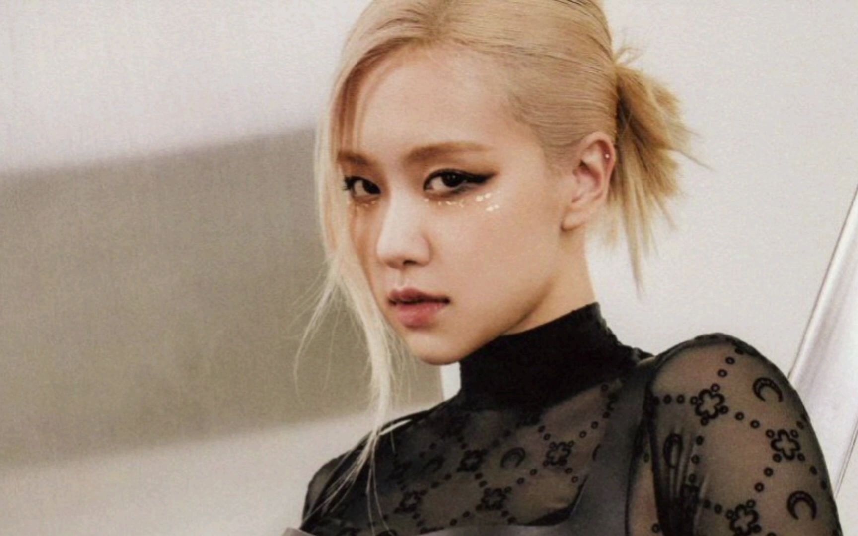 某管知名声乐老师Justin Burke在听了ROSÉ唱的You Never Know部分反应