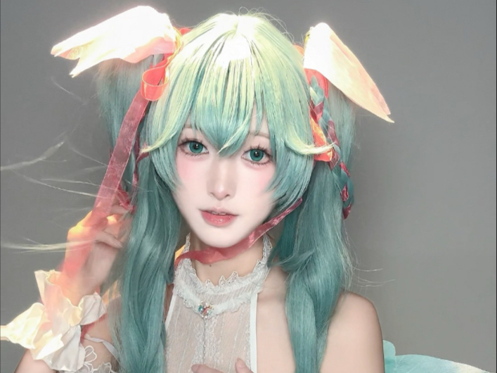 No wonder cosplayers are so good at applying foundation.