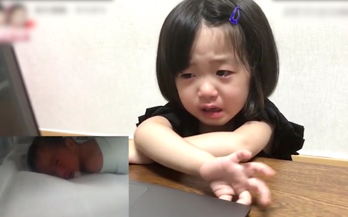 3岁萌娃看自己出生时的影片哭泣不止,画面令百万网友动容 3岁萌孩见