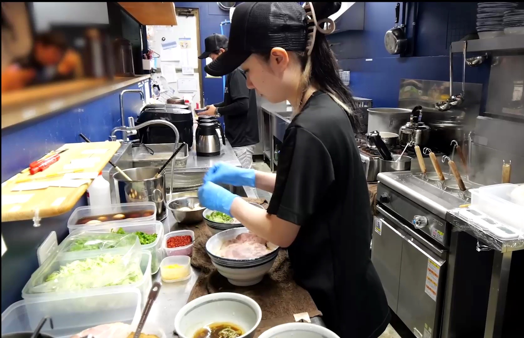 【日本美食】24岁年轻女性拉面店长，只有12个座位每天卖120碗拉面店的景象