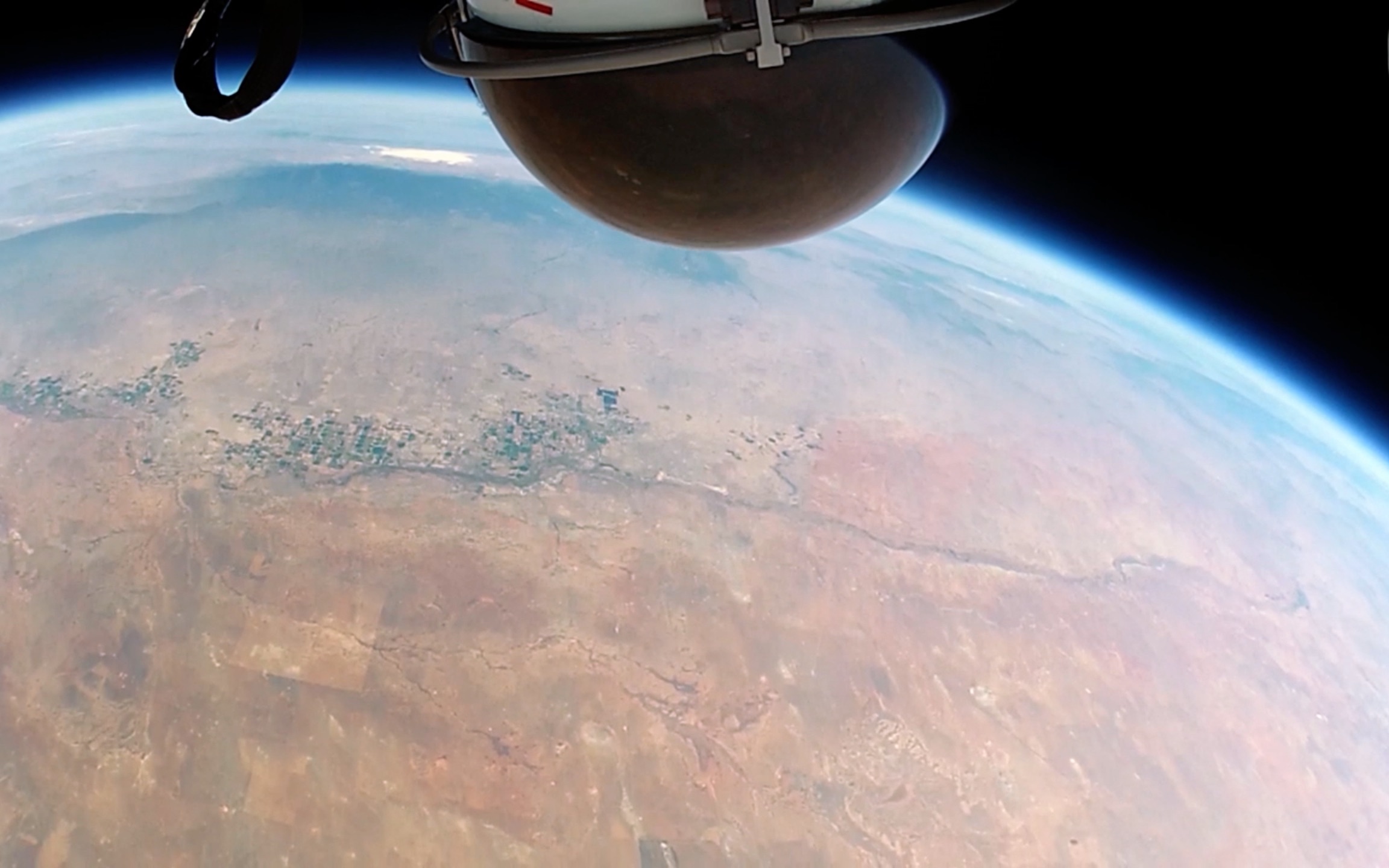 在太空边缘跳伞！GoPro完美记录全过程！