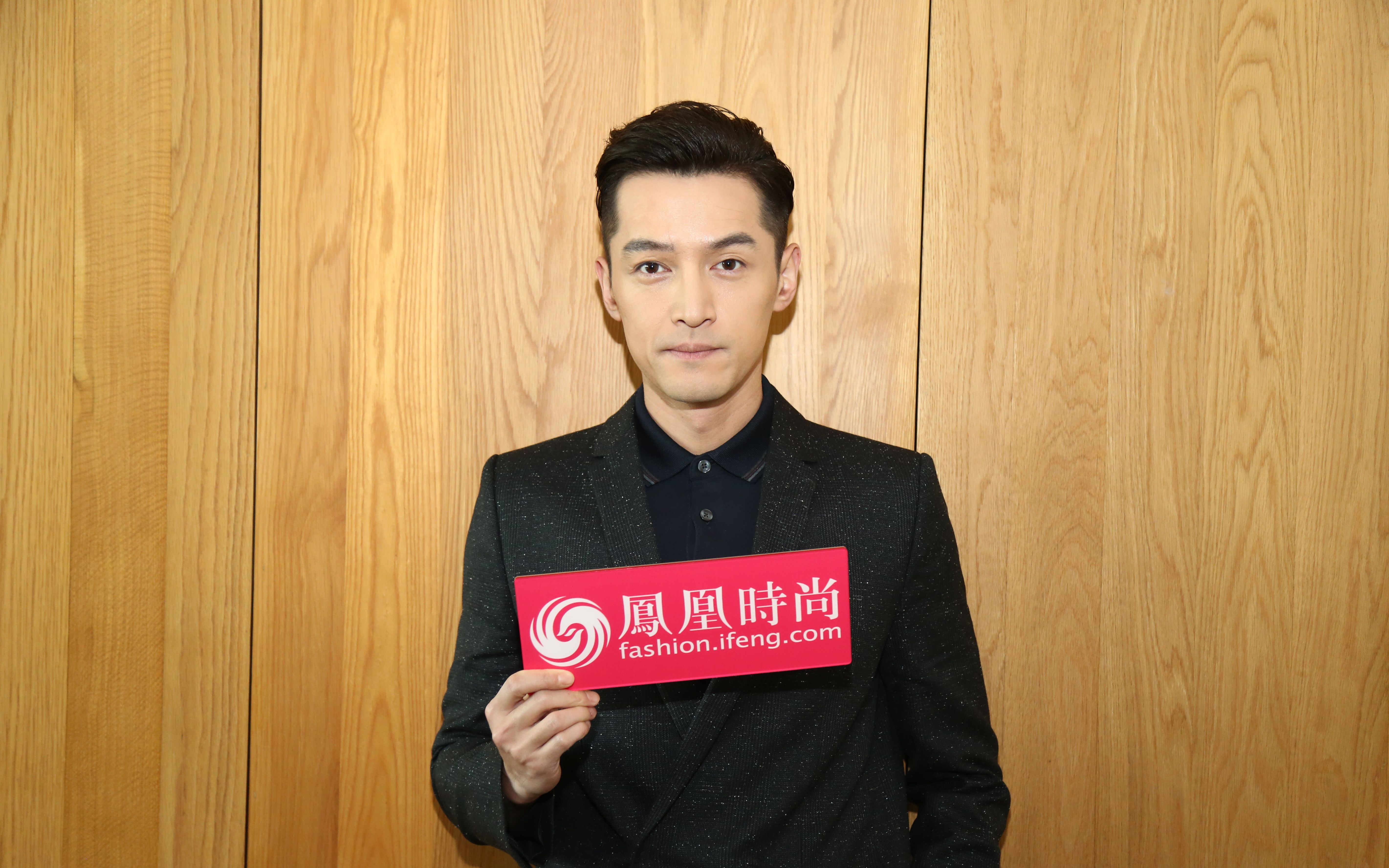 胡歌在采访中表示:平时不逛街,衣服都是别. 来自