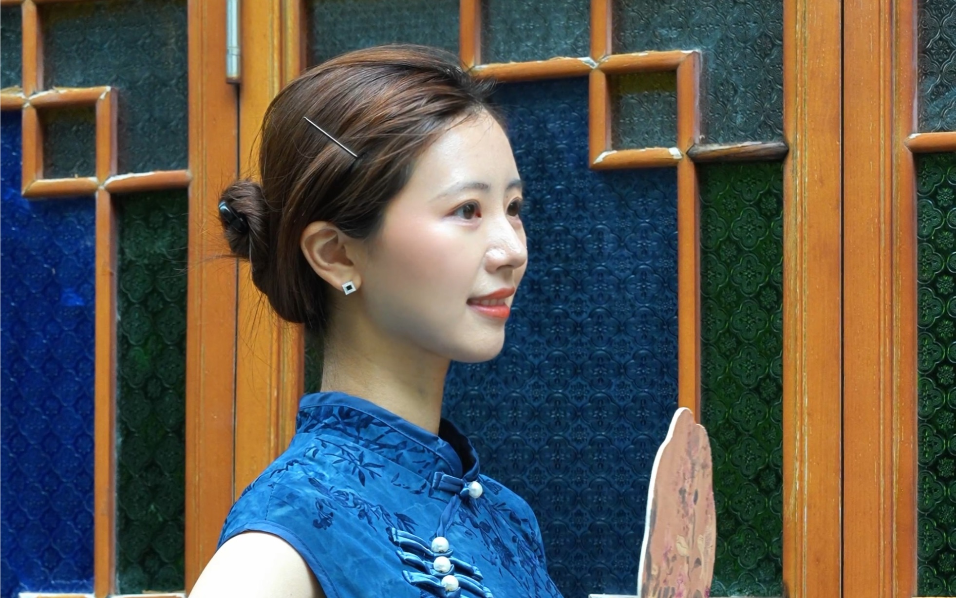 一袭旗袍沐芳华，十里清风落蒹葭
