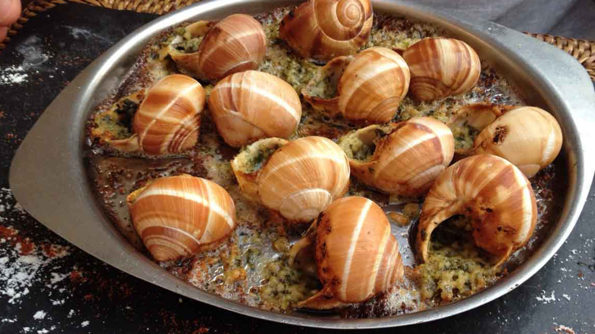 法式经典黄油烤蜗牛，蒜末爆香口感不逊鲍鱼！