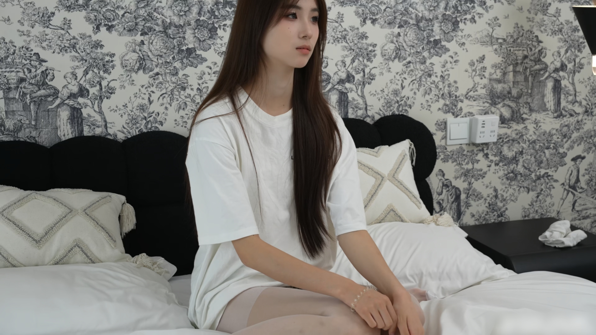 拍摄花絮zyx061：白短袖热裤丝袜