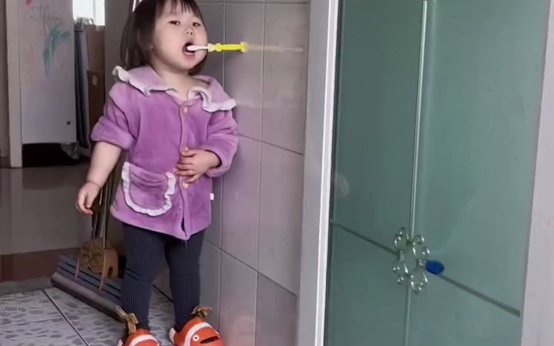 萌娃把牙刷吸在墙上“头动”式刷牙