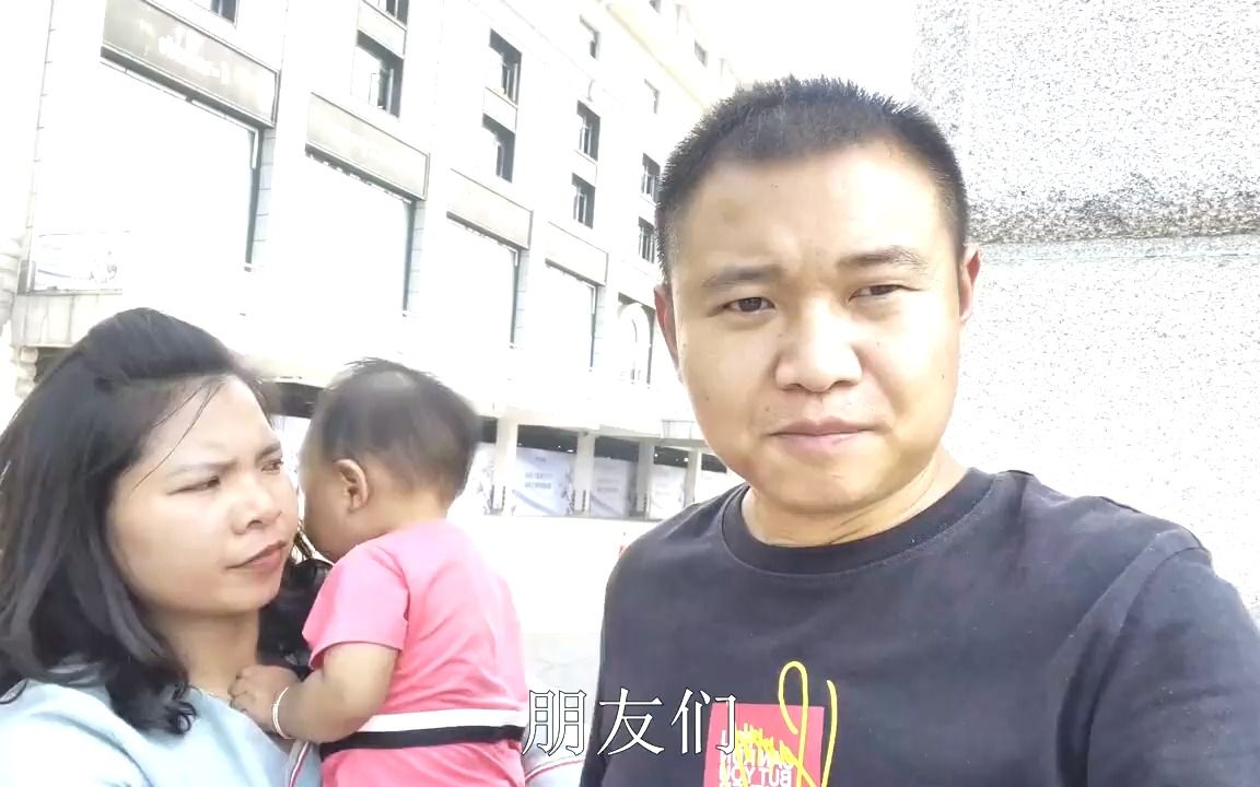 农村四哥和媳妇儿参观厂区,一束花让英子开怀大笑,这老公真好