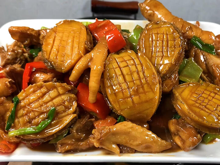 “鲍鱼焖鸡”咸、鲜，酱味浓郁，招呼客人的硬菜