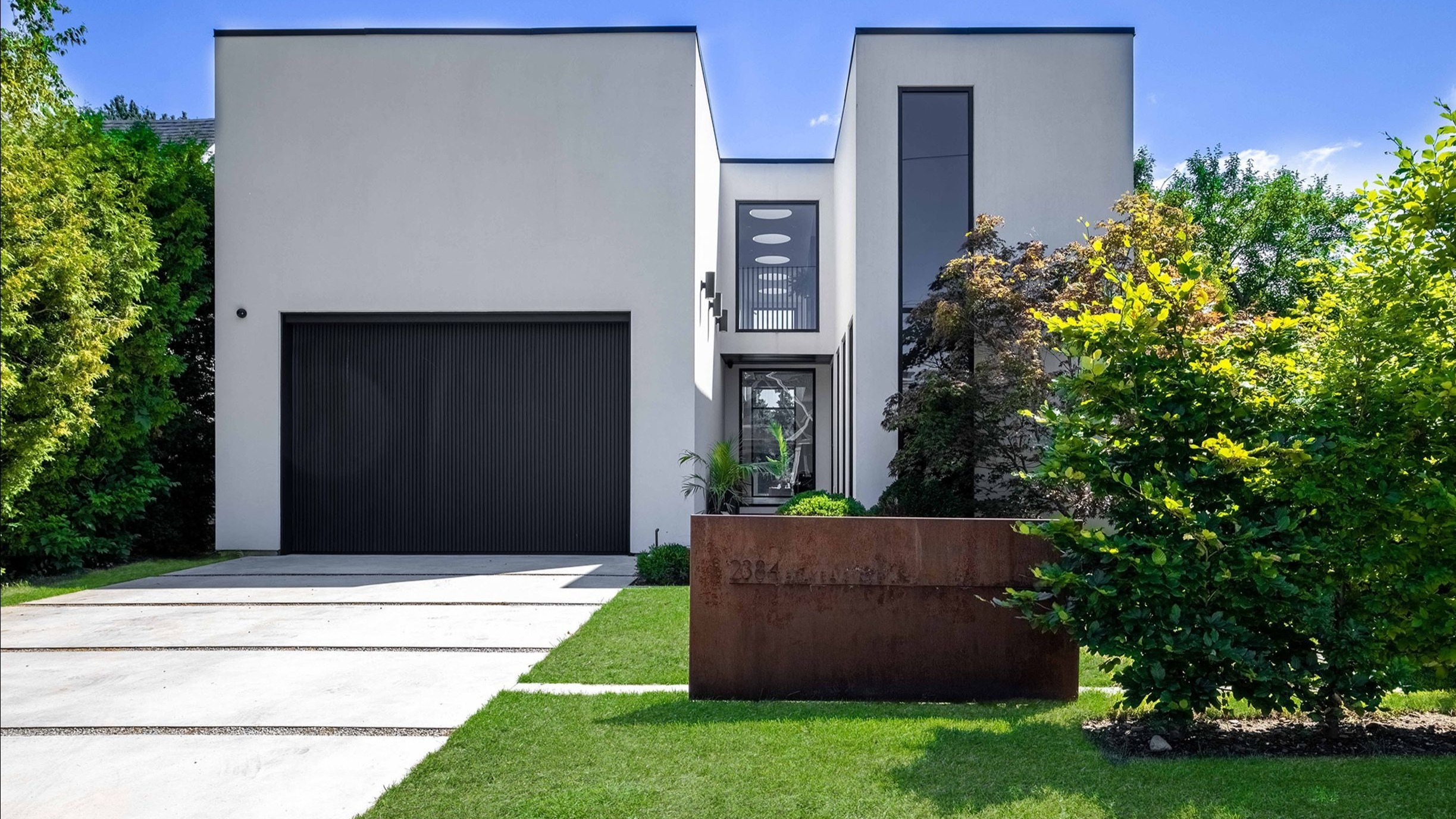 位于加拿大奥克维尔的一座白色极简现代住宅|2384 Belyea St, Oakville, ON