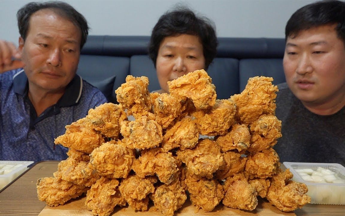 韩国大叔吃24个炸鸡腿