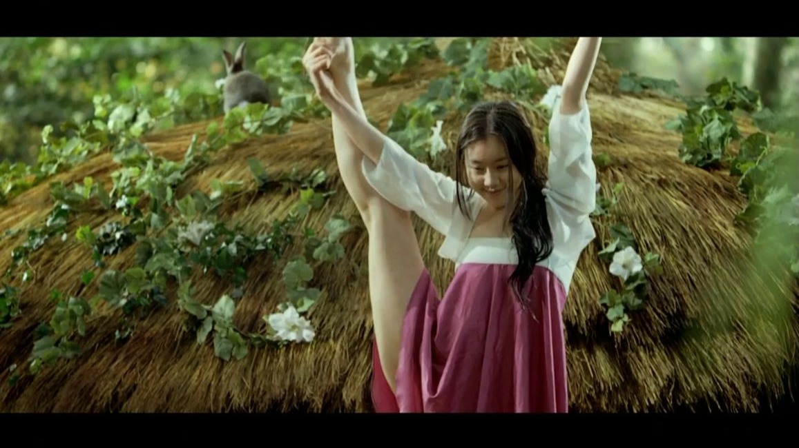 天天把腿举这么高还要露点裸泳···