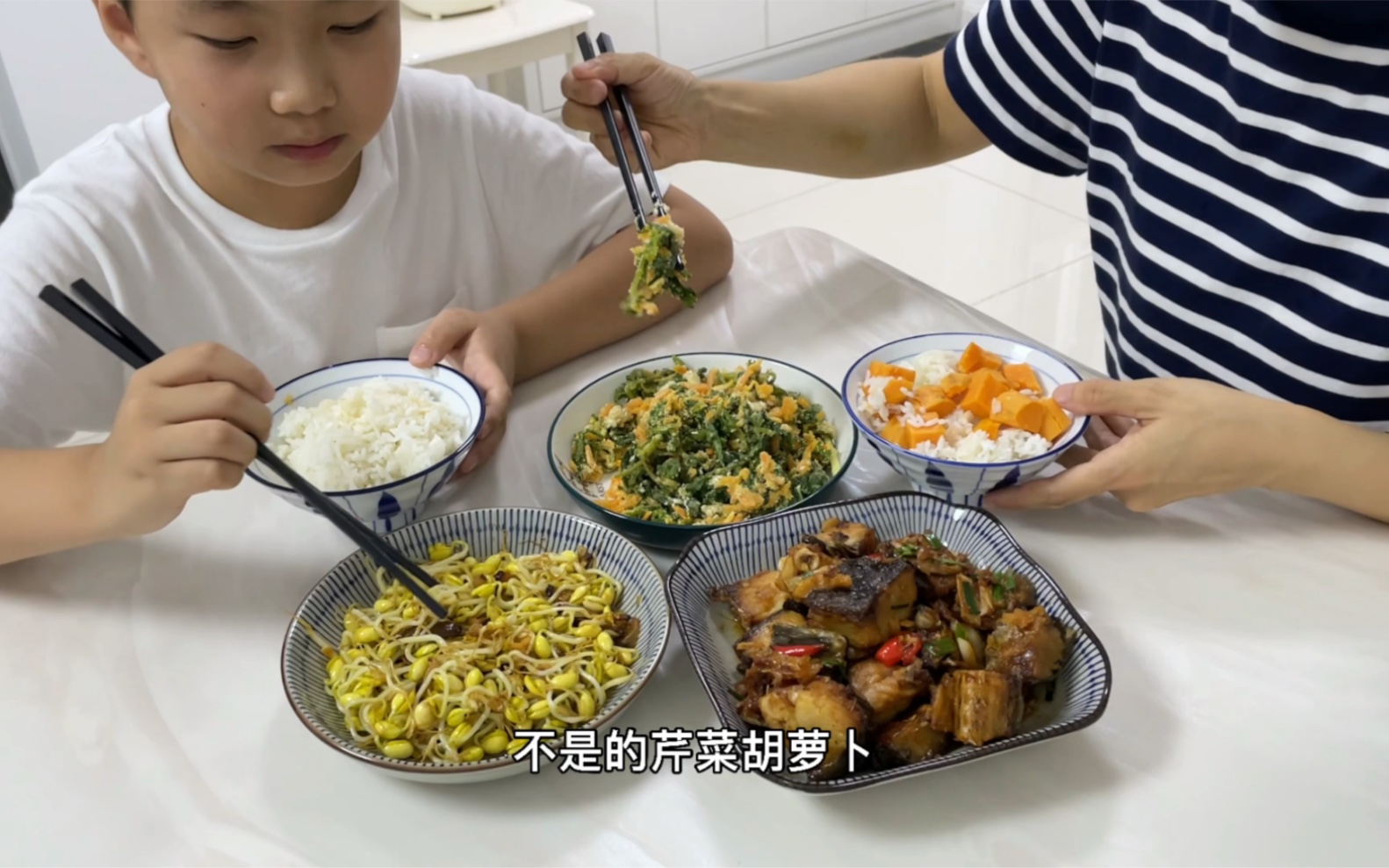 单亲妈妈和儿子的晚餐日常：今天吃红烧腊鱼，蒸菜，还有自己发的黄豆芽，看看有没有你喜欢吃的呀？