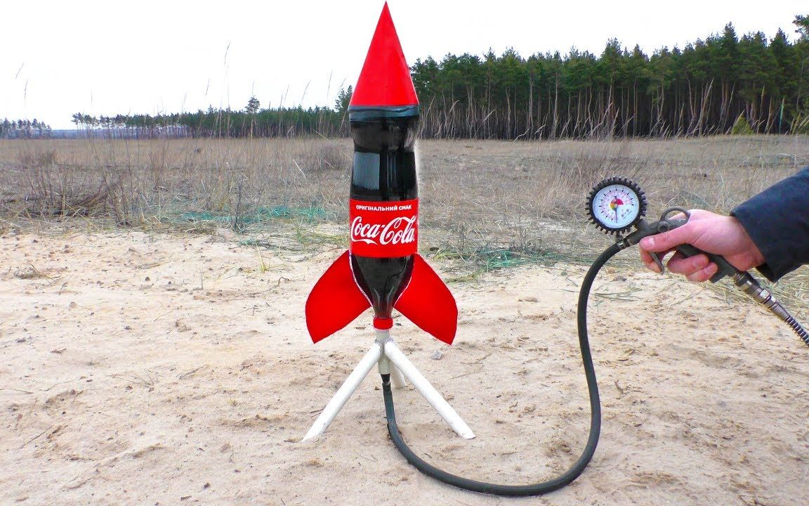 小伙突发奇想，用饮料瓶自制飞天火箭，效果简直太炫酷了！