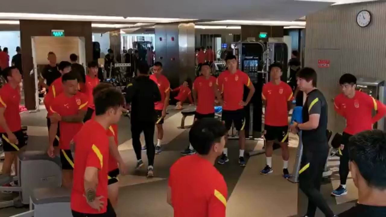 国足官方发布健身房训练视频，球员专心致志汗流浃背