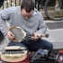 伦敦街头小伙使用自制乐器即兴演奏