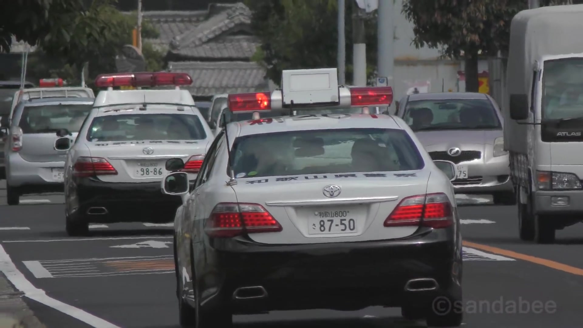 迈巴赫m62 警车出警要等红绿灯吗 车主不让警车出警  随后110指挥中心