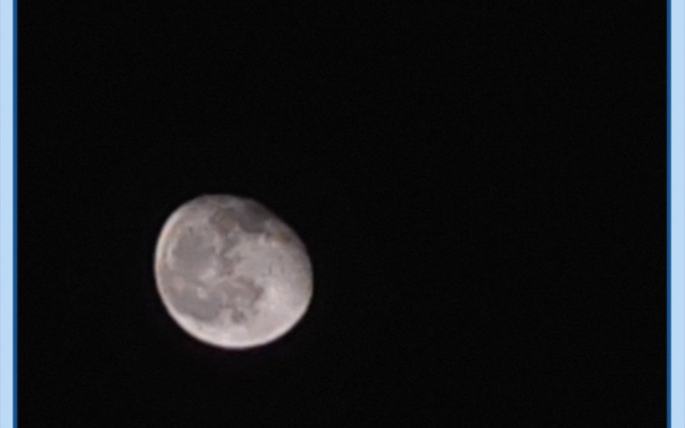 小米13超级月亮模式和专业模式拍月亮效果对比