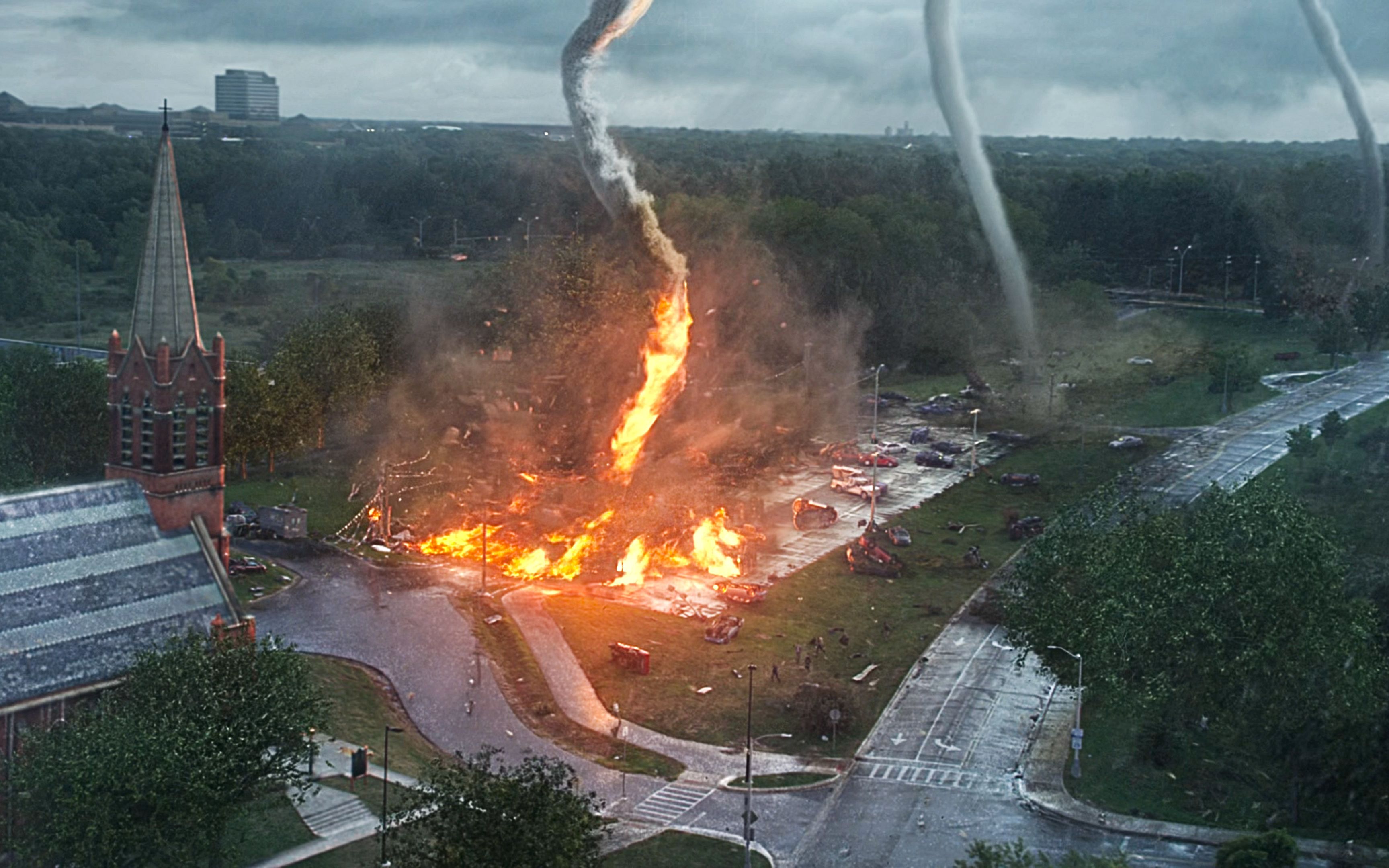 （4K画质）震撼灾难大片：火借风势，超强龙卷风瞬间把人吸入其中