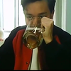 男子和美女喝酒比赛，居然要憋住尿喝，结果笑喷了