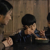 国产片：因为这母子三人，一碗汤面五块钱，老板这一卖就是十五年