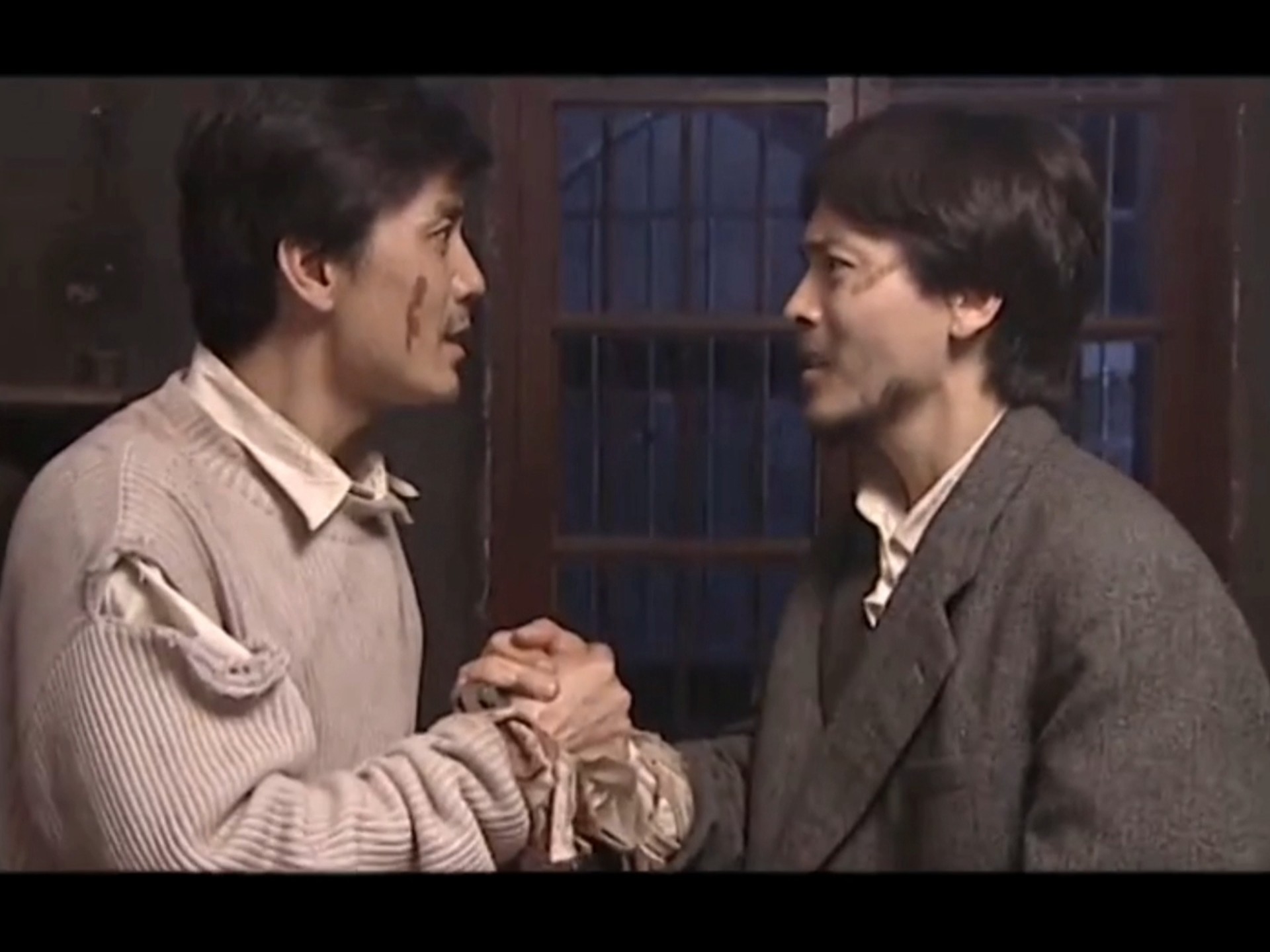 1999版红岩cut | 成岗根据字迹认出刘思扬是曾经一起办《挺进报》的未曾谋面的战友