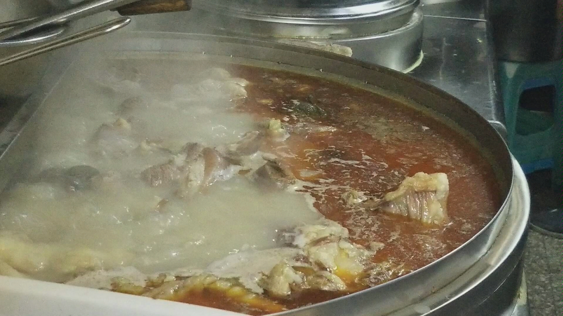 【金香林 羊肉粉汤锅】学员熬制的羊肉汤锅,羊油熬化在羊汤里,看着很