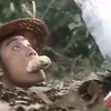 女孩在树林尿尿，少侠竟然遁地偷看