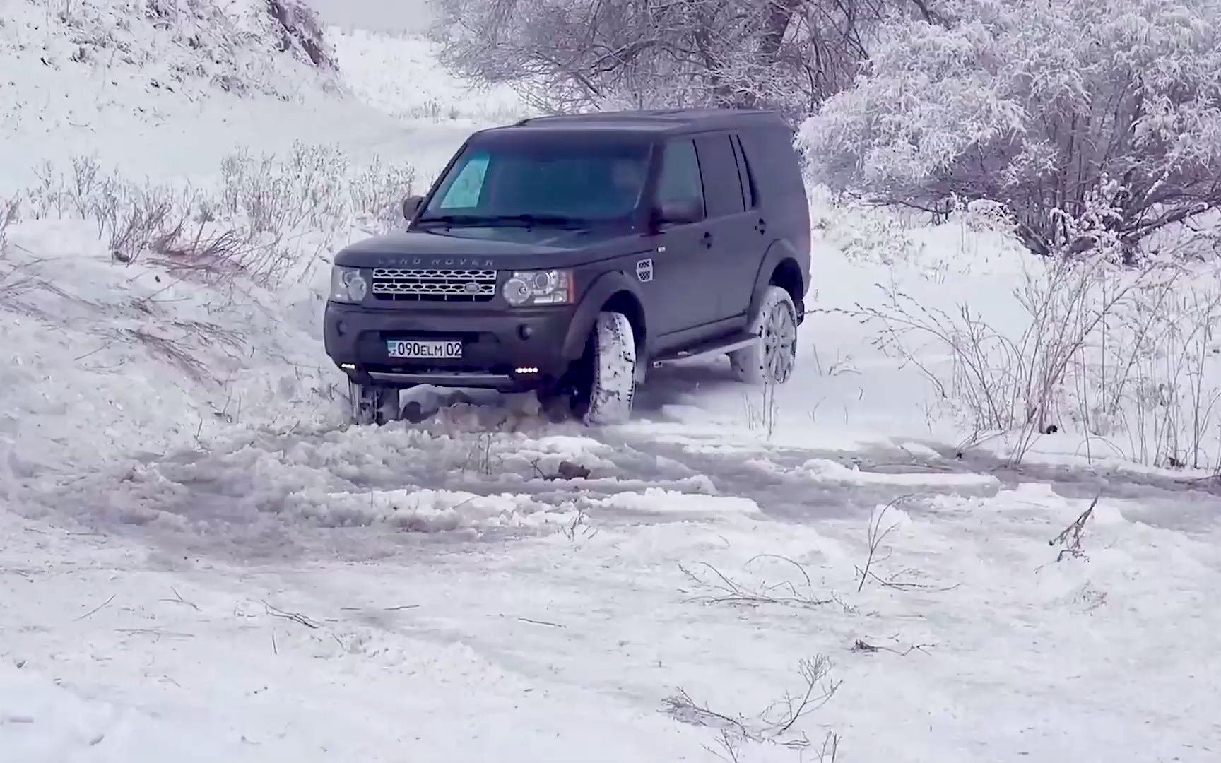 路虎发现4雪地越野对比奔驰g63,不得不说奔驰的三把锁太强悍了