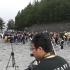 富士山的五合目上的日本学生演奏