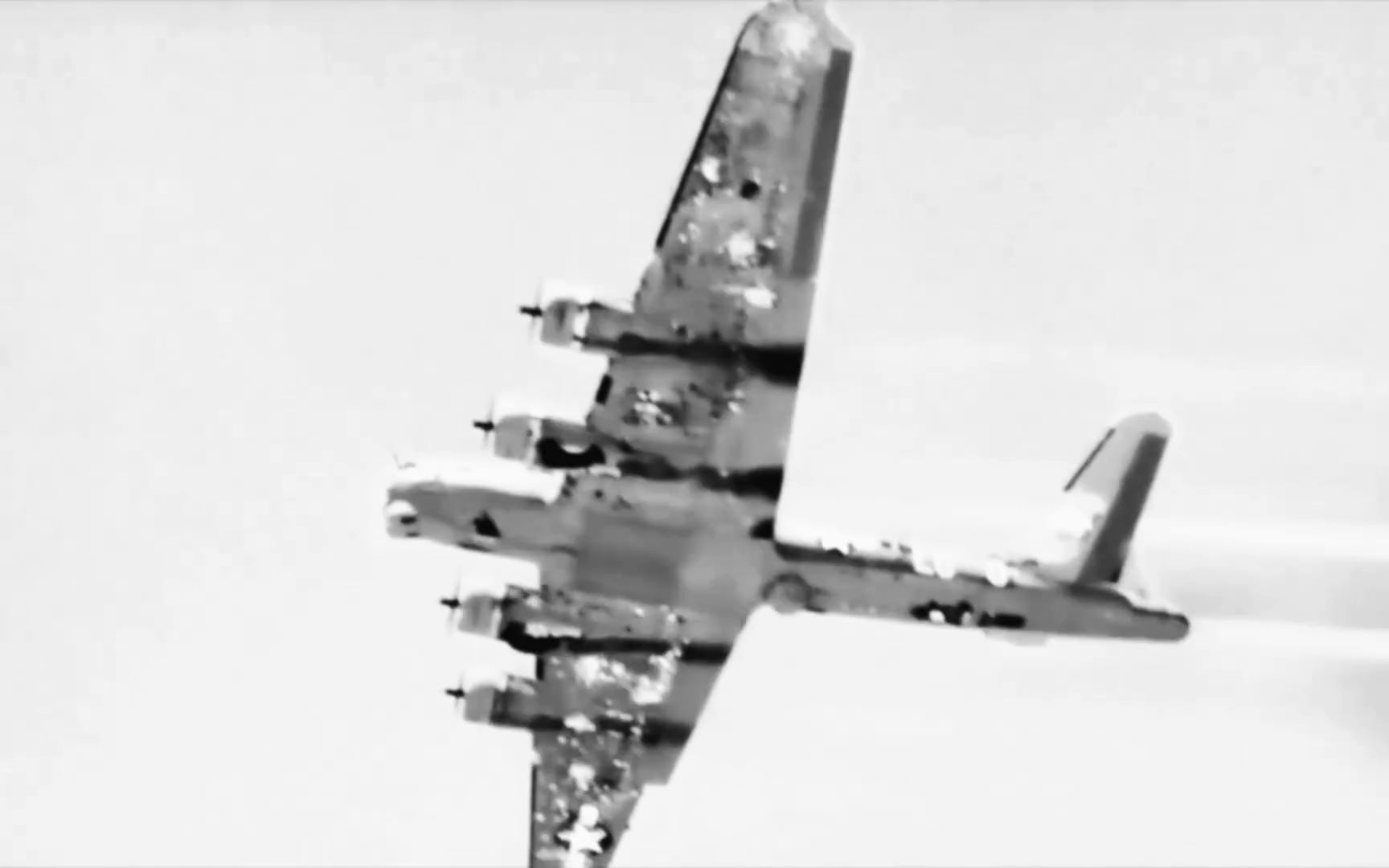 被打成筛子还在飞的B-17  |  美国b17空中堡垒轰战机、轰战机、被击中、惊艳的、瞠目结舌