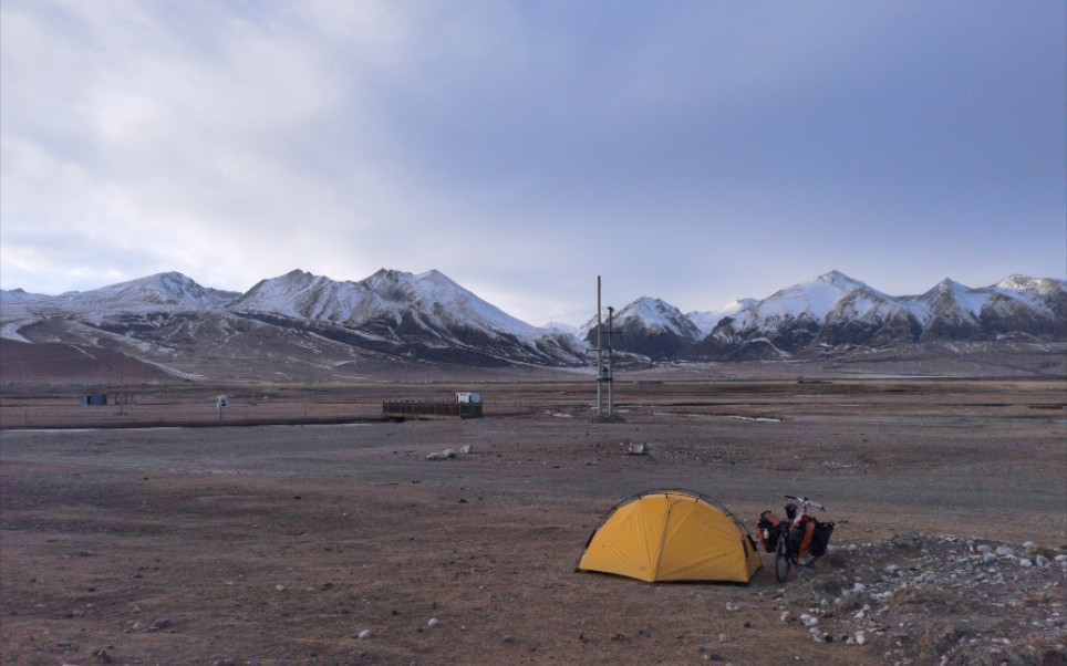 骑行西藏，又是在荒野中露营的一天，看见了美丽的风景不觉得旅途辛苦