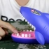 拆箱试玩粉丝寄来的“鲨鱼玩具”，按下牙齿之后...