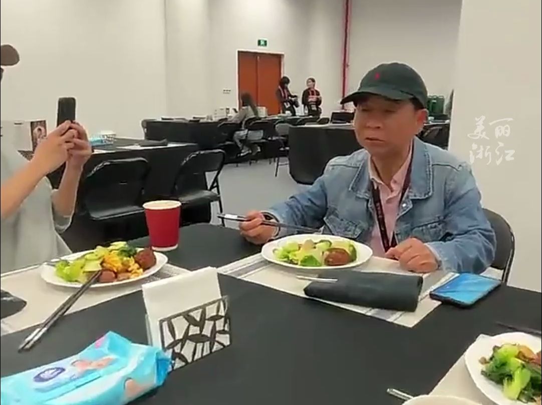 两位杭州爷爷受邀在周杰伦演唱会后台吃饭，还偶遇了方文山！网友：这顿饭有“七里香”！