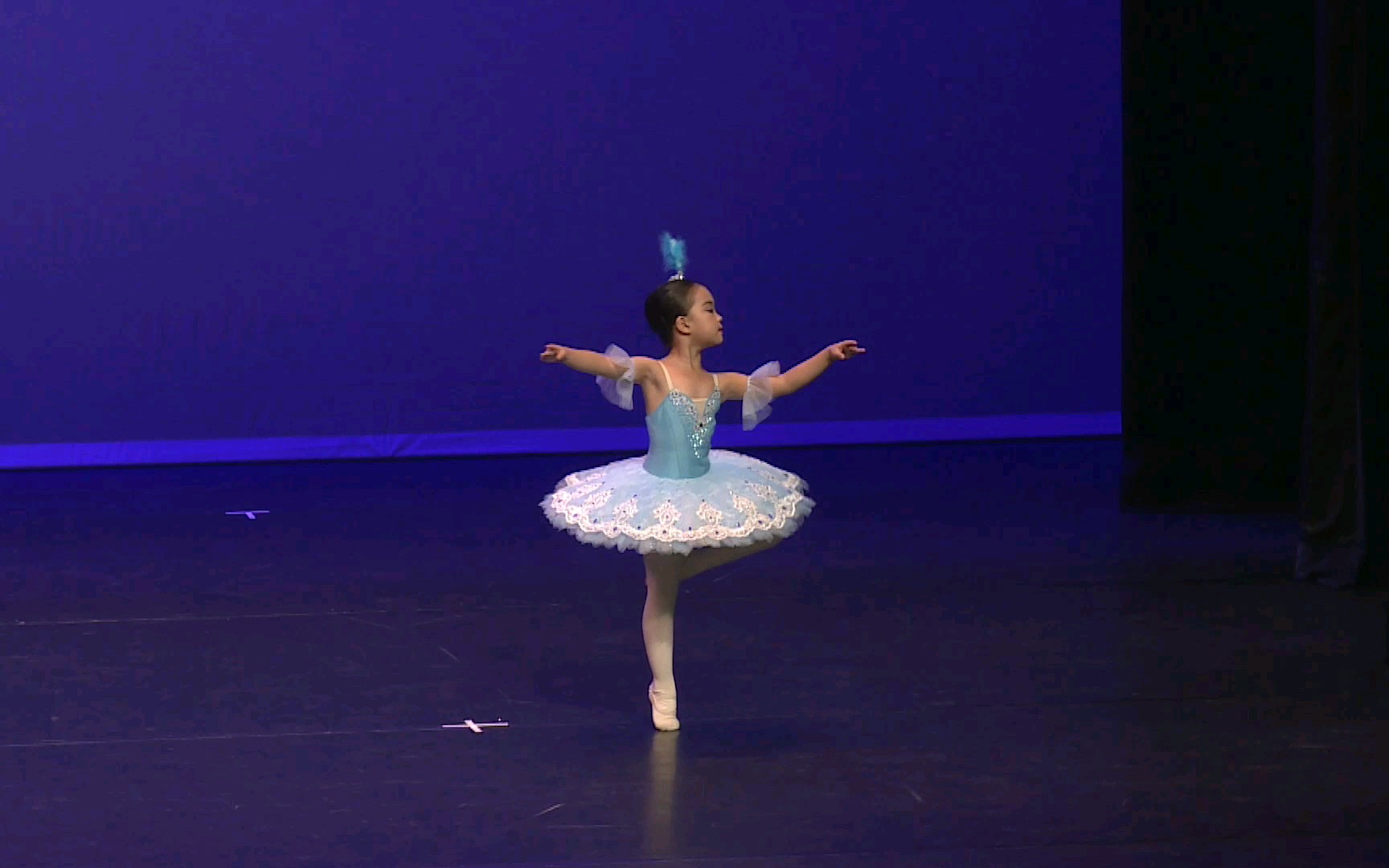 5岁女孩表演芭蕾《睡美人》蓝鸟变奏