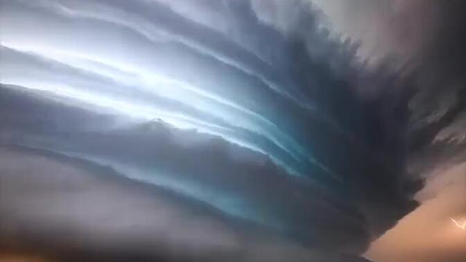 网友在南达科他州拍到的一场超级雷雨胞…………太魔幻了吧