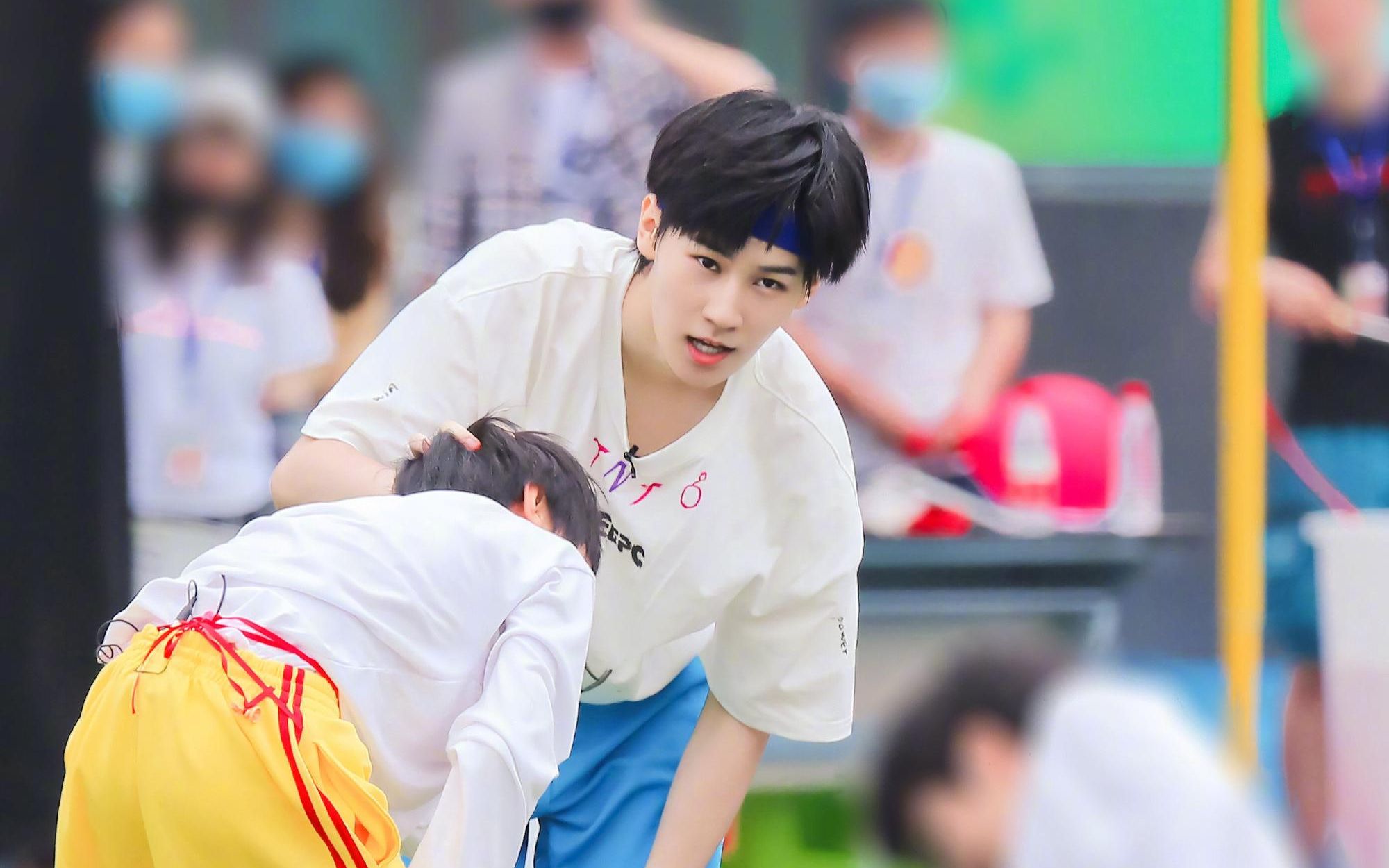 tf家族夏季运动会蒙着眼睛撕名牌张真源竟然把马嘉祺的衣服脱了太逗了